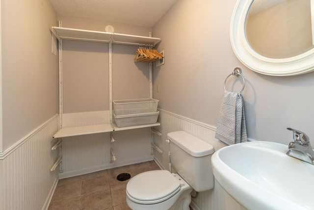 2220 Bossard Drive, Roseville, MN 55113