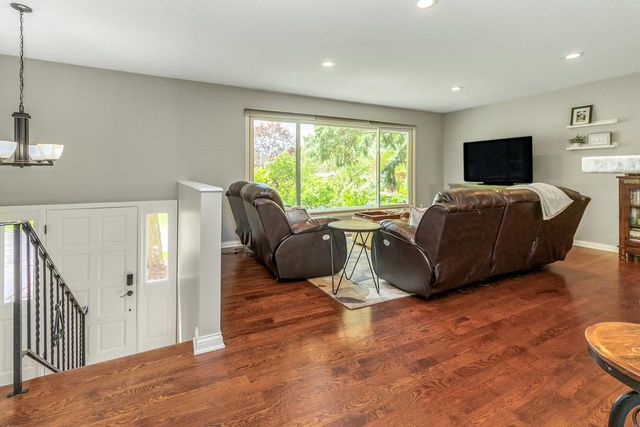 2220 Bossard Drive, Roseville, MN 55113