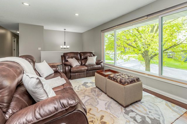 2220 Bossard Drive, Roseville, MN 55113