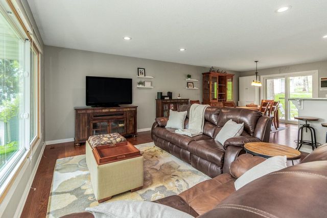 2220 Bossard Drive, Roseville, MN 55113