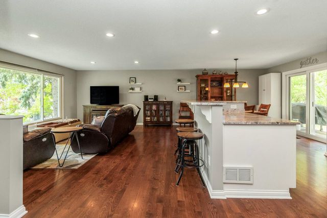 2220 Bossard Drive, Roseville, MN 55113
