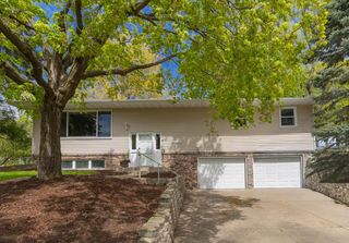 2220 Bossard Drive, Roseville, MN 55113
