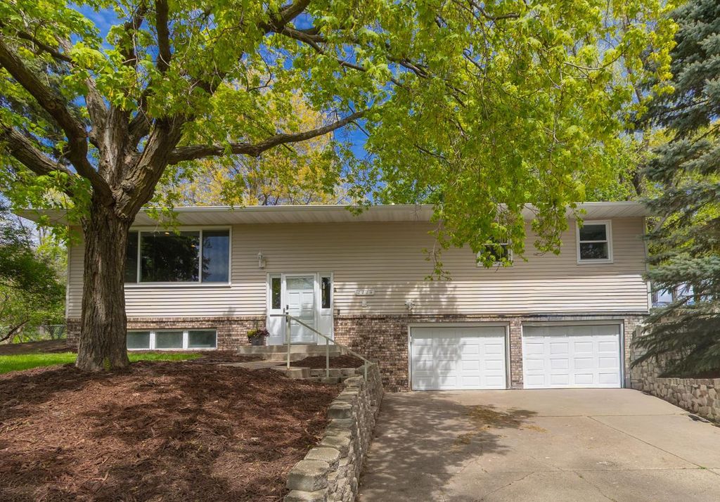 2220 Bossard Drive, Roseville, MN 55113