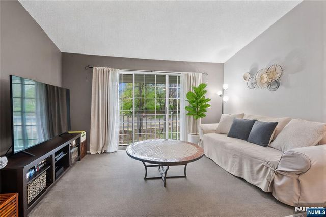 972 Juniper Way, Mahwah, NJ 07430