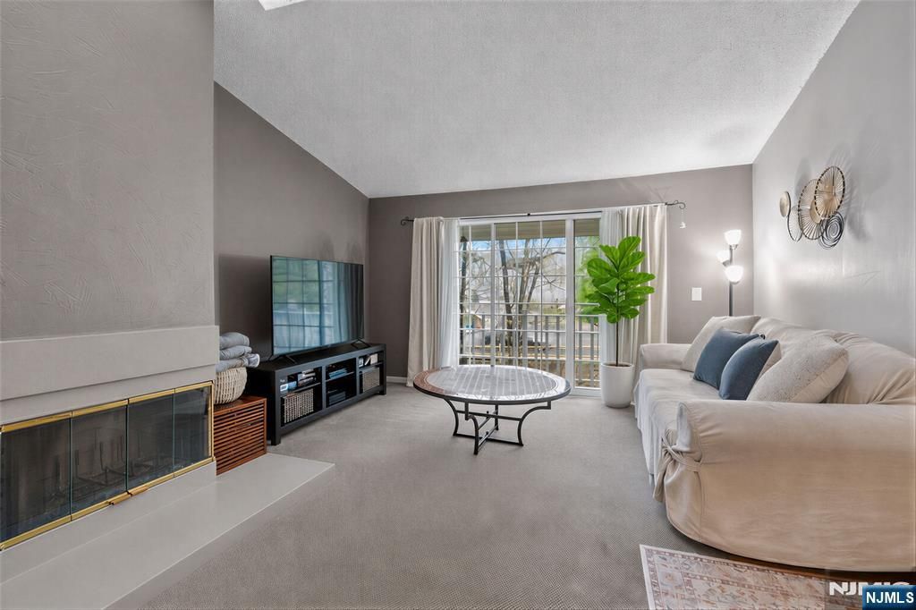 972 Juniper Way, Mahwah, NJ 07430
