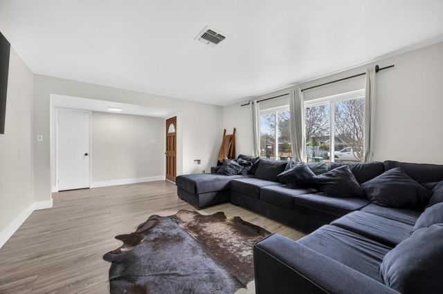 2005 Woodstock Way, Sacramento, CA 95825