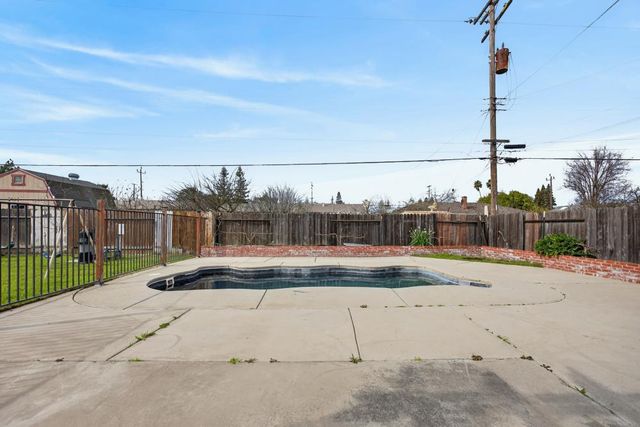 2005 Woodstock Way, Sacramento, CA 95825