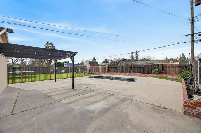 2005 Woodstock Way, Sacramento, CA 95825