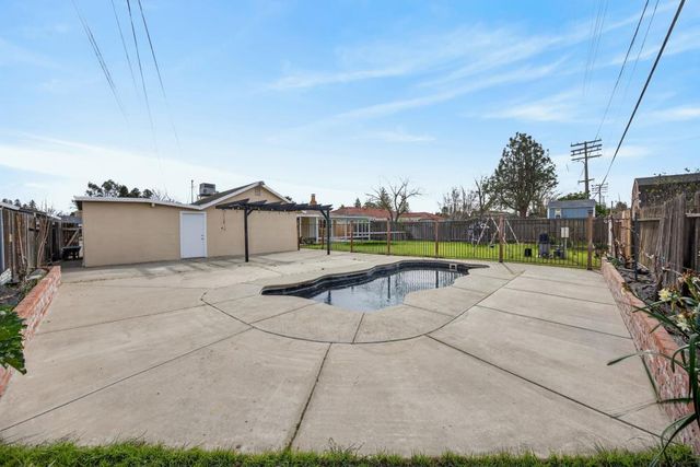 2005 Woodstock Way, Sacramento, CA 95825