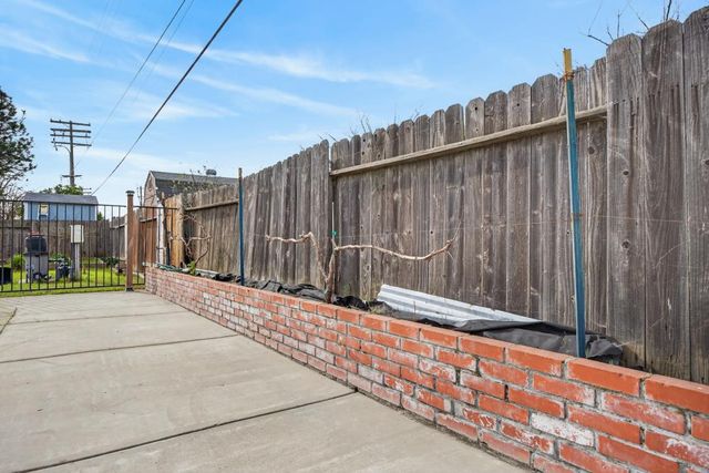 2005 Woodstock Way, Sacramento, CA 95825