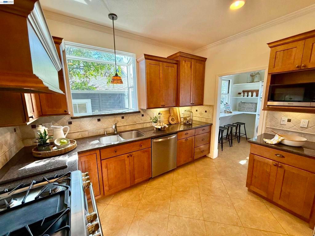 Image 33 of property listing at 580 S L St, Livermore, CA 94550