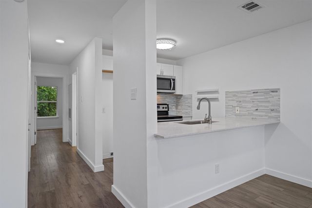 6409 Burns ST 304, Austin, TX 78752