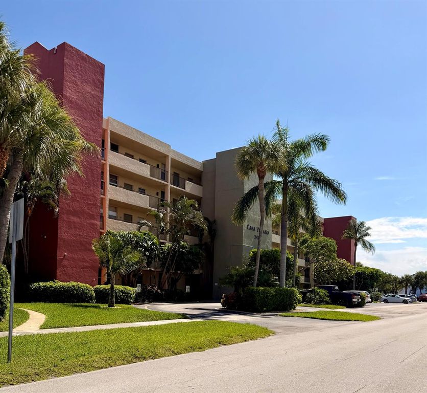 2400 NE 10th Street 106, Pompano Beach, FL 33062
