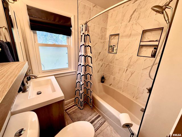 2003 19TH Street, Moline, IL 61265