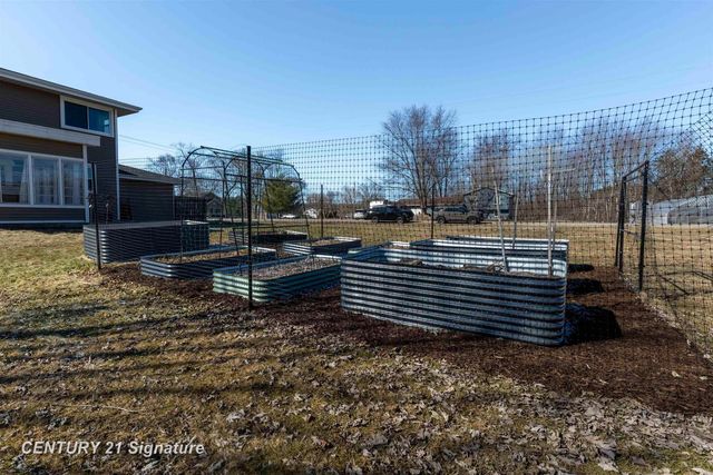 2251 E Stewart Road, Midland, MI 48640