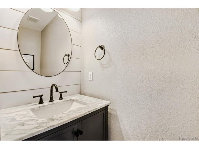 6880 S Algonquian Ct, Aurora, CO 80016