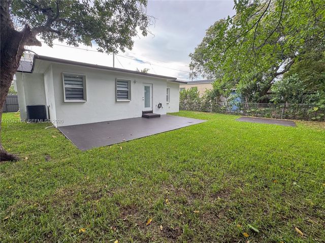 1319 NW 40th St, Miami, FL 33142