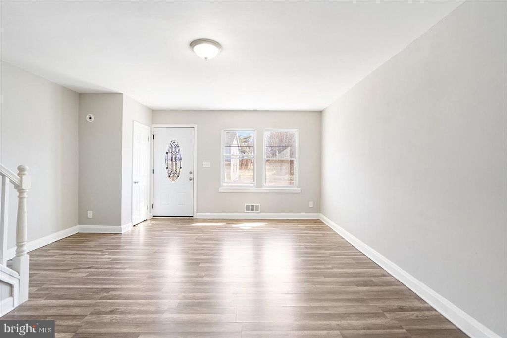 Image 13 of property listing at 706 NORRIS LN, Baltimore, MD 21221