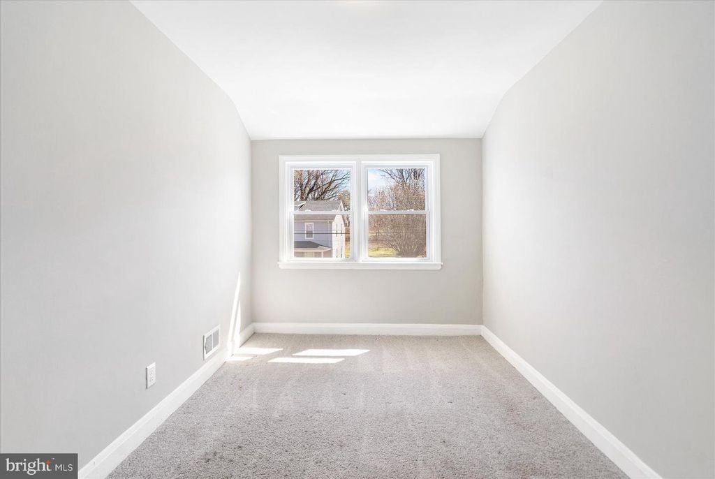 Image 31 of property listing at 706 NORRIS LN, Baltimore, MD 21221