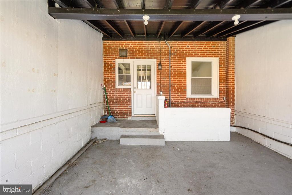 Image 5 of property listing at 706 NORRIS LN, Baltimore, MD 21221