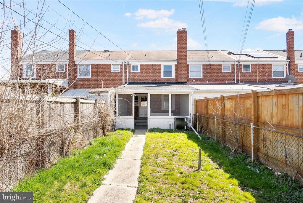 Image 7 of property listing at 706 NORRIS LN, Baltimore, MD 21221