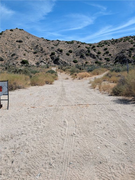 Image 11 of property listing at 49170 Via Hacienda, Morongo Valley, CA 92256