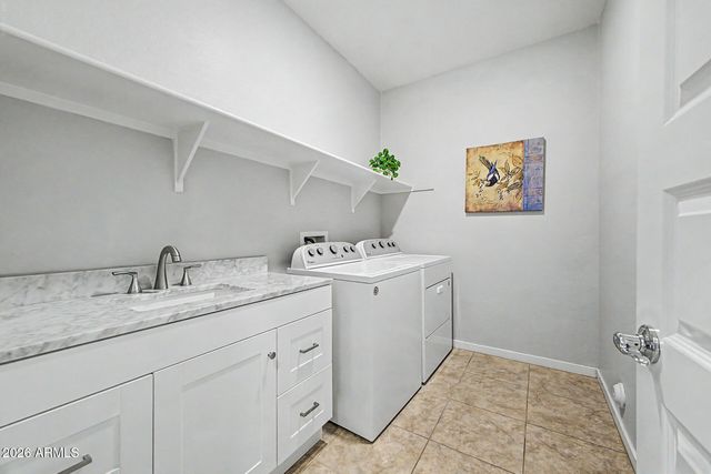 696 W GLEN CANYON Drive, San Tan Valley, AZ 85140