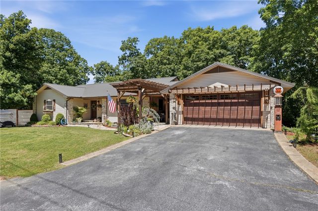 11 Country Club Drive, Holiday Island, AR 72631