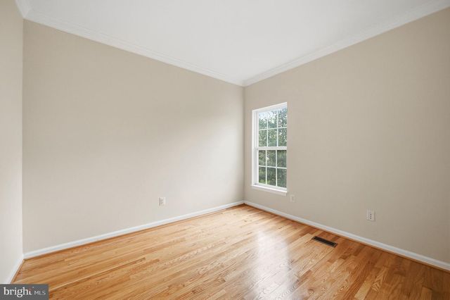 30 HOUSER DR, Lovettsville, VA 20180