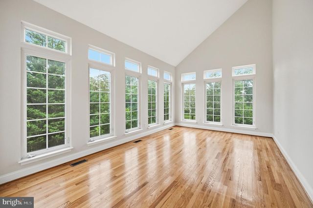30 HOUSER DR, Lovettsville, VA 20180