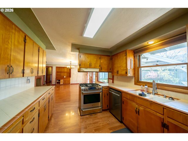 850 EMPIRE St Nw, Salem, OR 97304