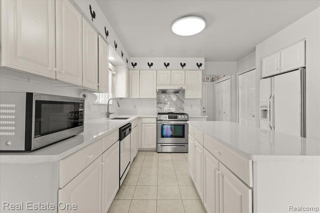 113 Algansee Drive, Troy, MI 48083