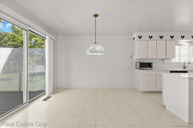 113 Algansee Drive, Troy, MI 48083