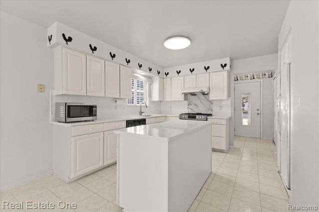 113 Algansee Drive, Troy, MI 48083