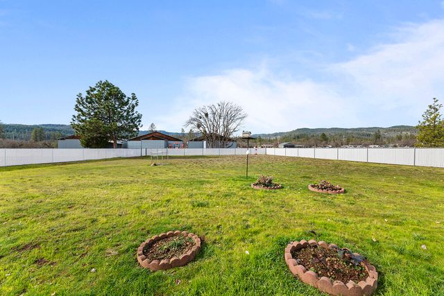 104 Hart Circle, Shady Cove, OR 97539