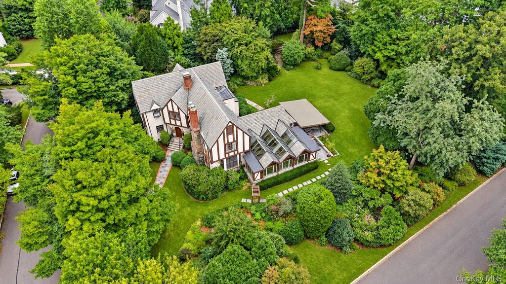 50 Circle Drive, Manhasset, NY 11030 — photo 2