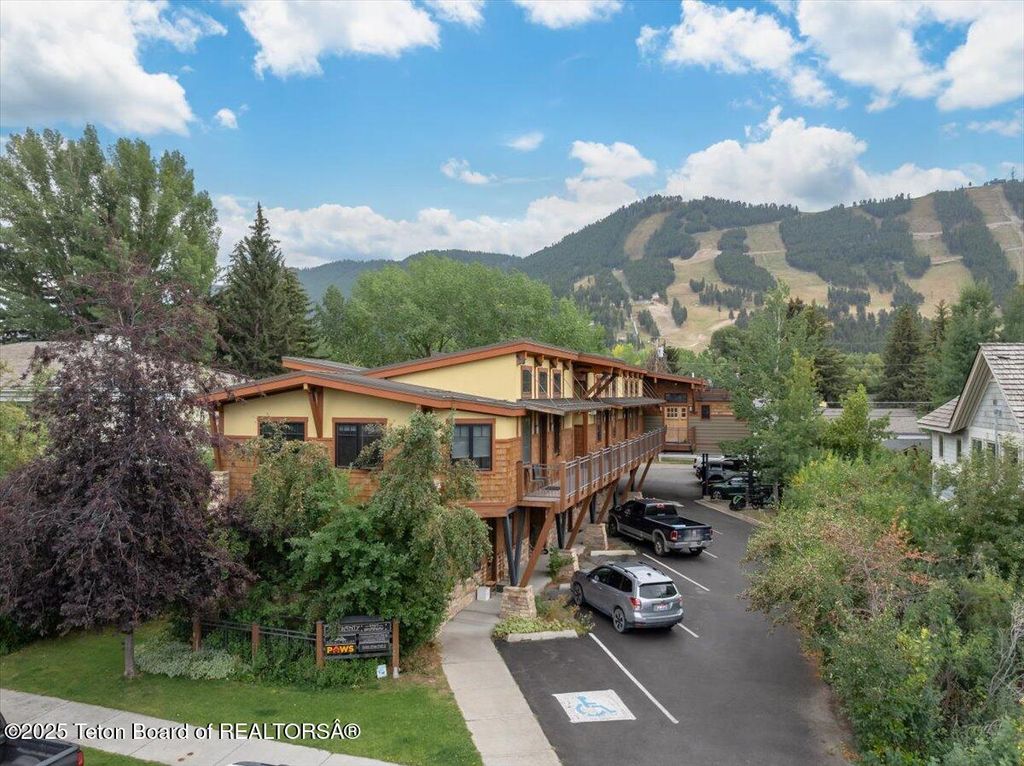 320 E BROADWAY Avenue, Jackson, WY 83001 photo 11