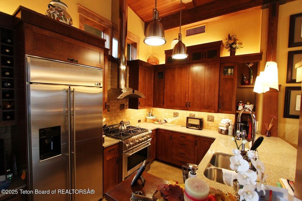 320 E BROADWAY Avenue, Jackson, WY 83001 photo 14