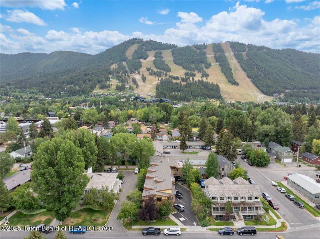320 E BROADWAY Avenue, Jackson, WY 83001 photo 2
