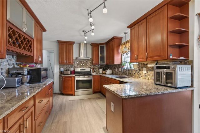 2 Kaitlyn CIR, Hampton, VA 23666