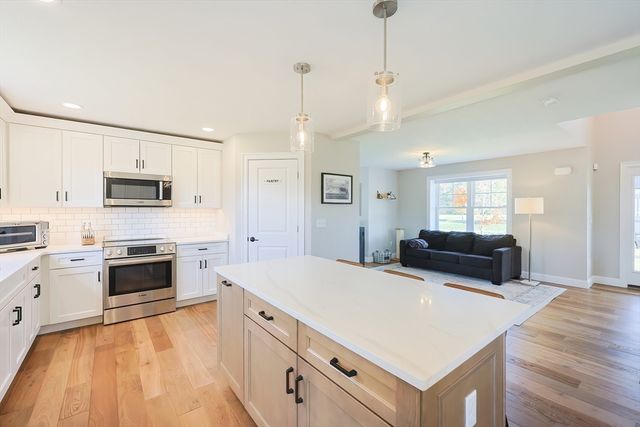 11 Lighthouse Ln, Westminster, MA 01473