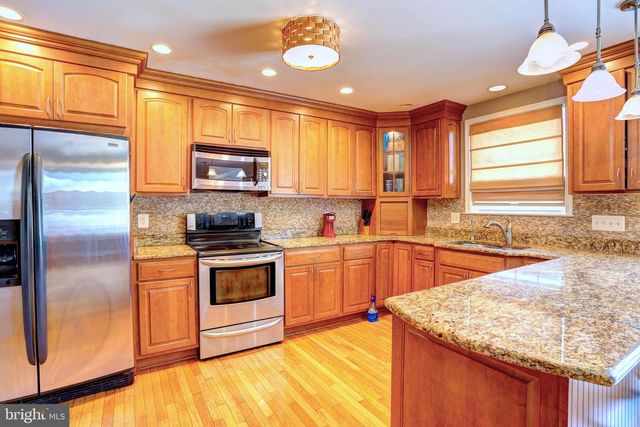 2220 SILVER LANE RD, Essex, MD 21221