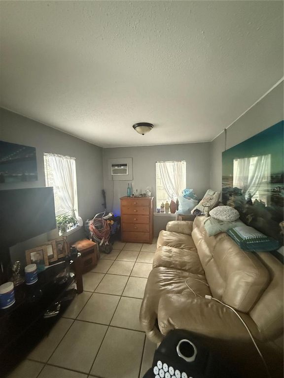 Image 8 of property listing at 1005 W WASHINGTON STREET, Plant City, FL 33563