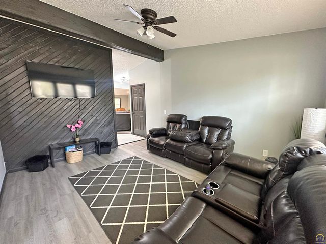 3119 SW Twilight DR, Topeka, KS 66614