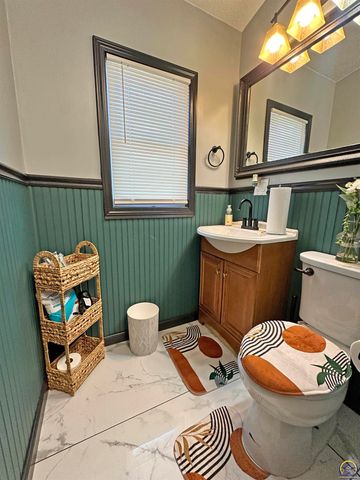 3119 SW Twilight DR, Topeka, KS 66614