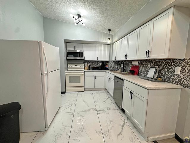 3119 SW Twilight DR, Topeka, KS 66614