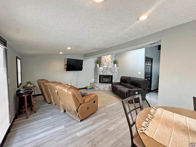 3119 SW Twilight DR, Topeka, KS 66614