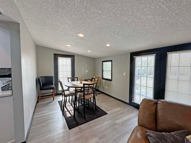 3119 SW Twilight DR, Topeka, KS 66614