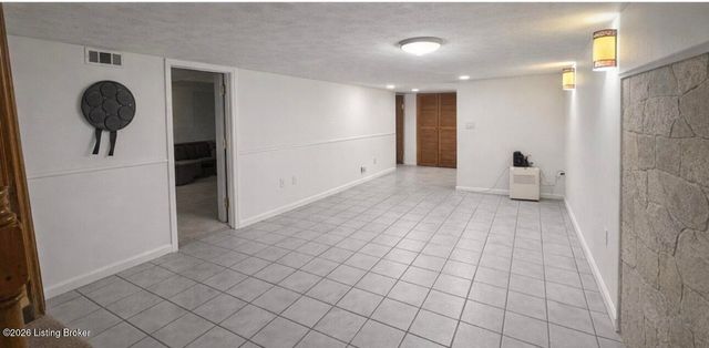 6806 Mariposa Dr, Louisville, KY 40214