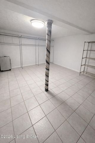 6806 Mariposa Dr, Louisville, KY 40214